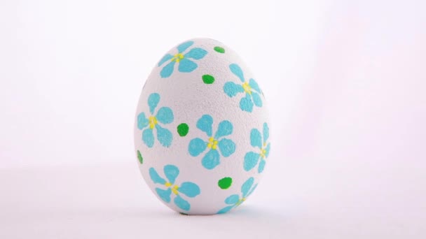 Easter egg isolated over white background — Stock Video