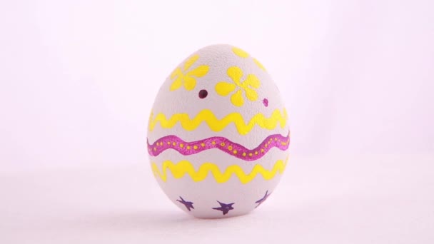 Пасхальное яйцо на белом фоне — стоковое видео