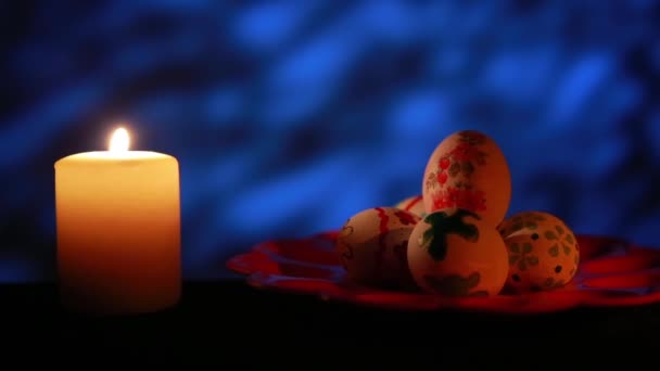 Vela de Pascua con adornos en la oscuridad — Vídeos de Stock