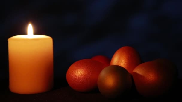 Osterkerze mit Ornamenten im Dunkeln — Stockvideo