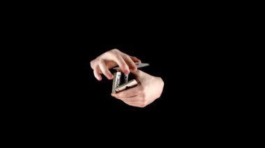 Sihirbaz gitmek olarak gösterilen numarasını kartlarla, cardistry siyah