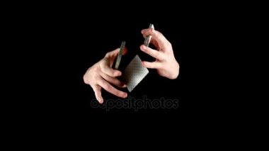 Kartları, siyah cardistry ile onun hüner gösteren el sihirbaz devam