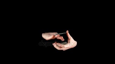 Kartları, siyah cardistry ile onun hüner gösteren talanted sihirbaz başlar