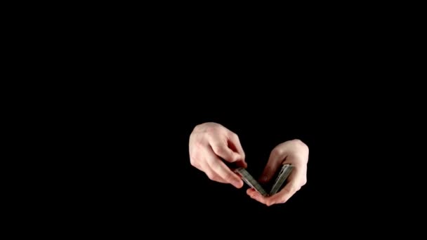 Mago hablador mostrando su truco con las cartas, como dos fans en negro — Vídeos de Stock