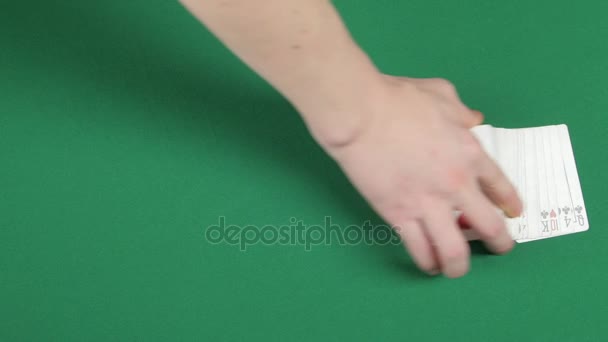 Jogando cartas sendo espalhadas em uma superfície verde pelo mágico — Vídeo de Stock