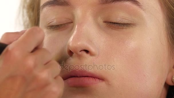 Cosméticos de maquilhagem. Close up, bela mulher modelo rosto com base na pele. Movimento lento — Vídeo de Stock
