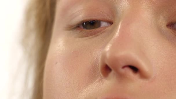 Close up, bela mulher modelo rosto com base na pele. Movimento lento — Vídeo de Stock