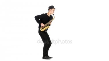 Genç müzisyen bir müzik aleti çalıyor. Beyaz studio