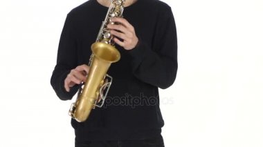 Genç bir erkek müzisyen performans saksafon oynamaya