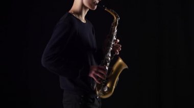 Bir saksafon oyuncu silüeti. Adam bir enstrüman çalma