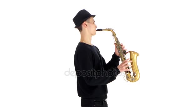 Executa solo no saxofone talentoso saxofonista. Fundo branco no estúdio — Vídeo de Stock