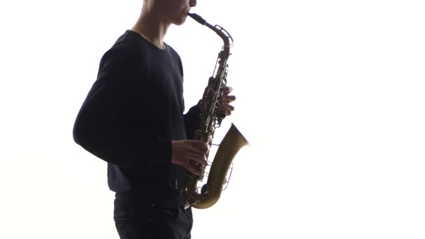 Las melodías lentas en el saxofón en la actuación del joven músico — Vídeo de stock