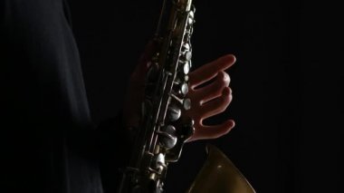 Güzel saksafon oynamaya parmak mans blues melodi. Portre