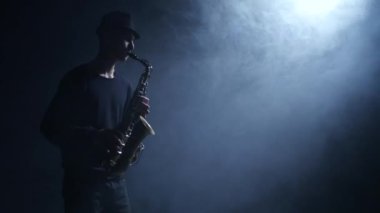 Jazzman kompozisyon saksafon üzerinde gerçekleştirir. Karanlıkta duman
