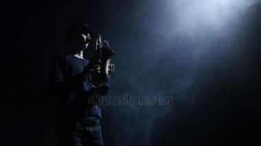 Saksafon üzerinde doğaçlama erkekler müzisyen siluet. Aydınlatma spot