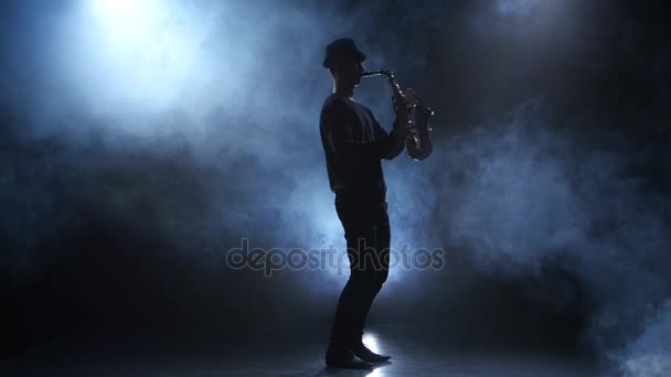 Повільний мотив на саксофоні. Музикант в димній студії — стокове відео