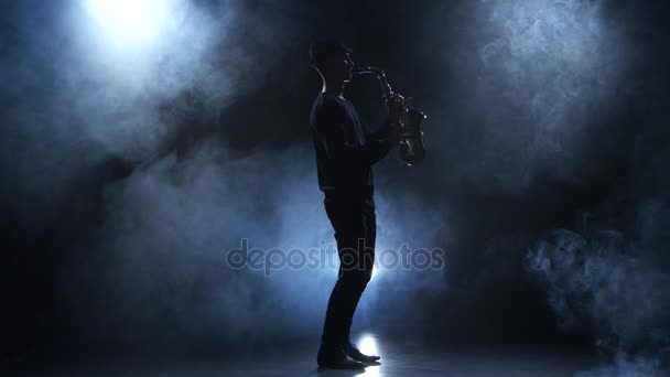 A zenész egy füstös stúdióban. Lassú motívuma a szaxofon — Stock videók