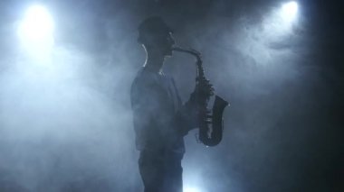 Yavaş saksafon karanlık dumanlı studio Tarih üzerinde caz müzik çalmak