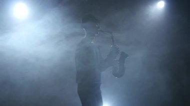 Saksafon karanlık dumanlı studio üzerinde doğaçlama caz müzik