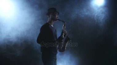 Karanlık dumanlı studio doğaçlama caz müzik saksafon üzerinde