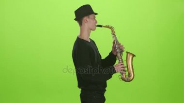 Yeşil ekran. Saksofoncu üzerinde altın müzik aleti çalma