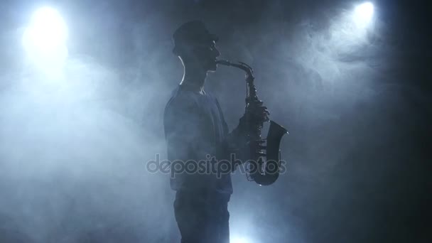 Slow play jazz su sassofono in dark smoky studio — Video Stock