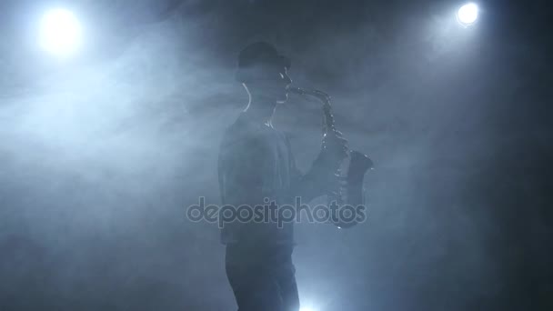 Jazzové hudební improvizace na saxofon na temné zakouřené studio — Stock video