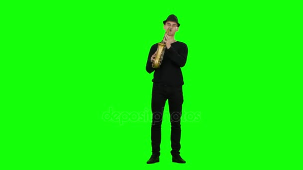 緑色の画面。サックスの音楽家によって実行されるジャズのメロディー — ストック動画