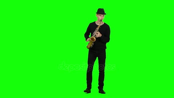 Зеленый экран. Блюзовые мелодии в исполнении музыканта на саксофоне — стоковое видео