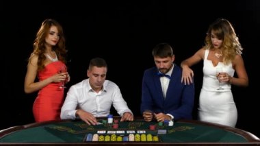 Erkekler iskambil poker masasında. Siyah arka plan stüdyo