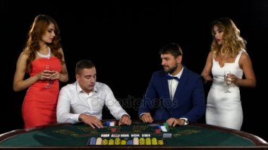 Adam parasını kartları, poker masasında kaybetti.
