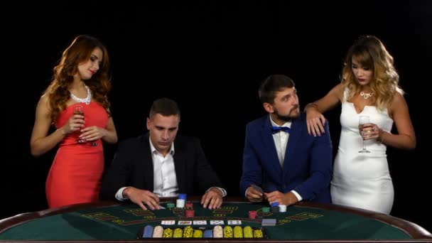 Kızlar erkekler poker oynarken, onlara destek — Stok video