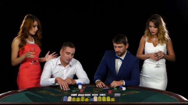 Nikdy poslouchat rady ženám hrát poker — Stock video
