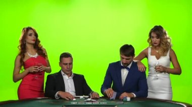 Genç insanlar iskambil poker masasında iki çift
