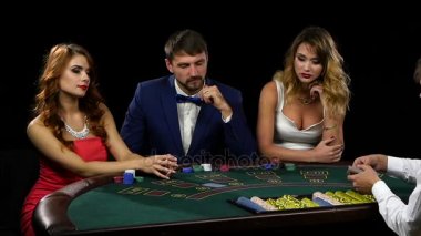 Masada oturan kart üç oyuncu krupiye fırsatlar