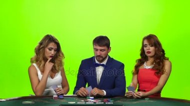 Ağır çekim. İki güzel kızlar ve poker oynamaya adam