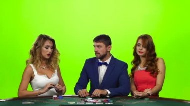 Adam iki güzel kızın kartı yendi. Yeşil ekran stüdyo