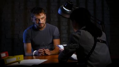 Kadın dedektif sorgulama tehlikeli bir suç adam mi