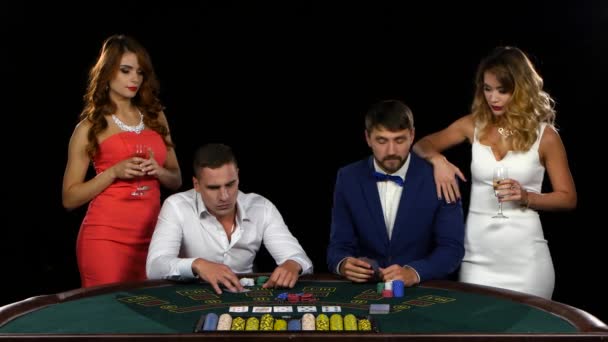 Азартна гра за столом покеру. Дівчата давати поради для чоловіків — стокове відео