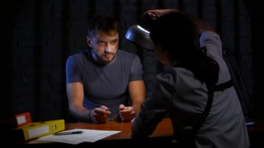 Adam itiraf yazmak zorunda. Kadın dedektif taviz