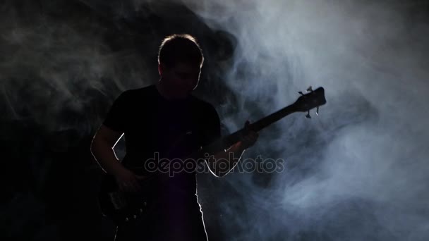 Az egyéni teljesítmény fiatal zenész ember elektromos basszusgitár — Stock videók