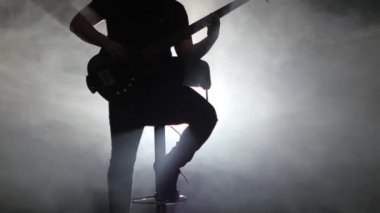 Bir sandalye müzisyen oyun gitar dumanlı Studio oturan