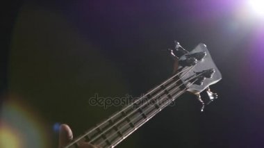 Spotlight ve duman erkekte Gitar telleri oynarken