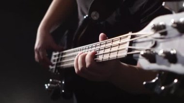 Adam çalıyor ve elektrik gitar çalar. Gitar akor. Portre