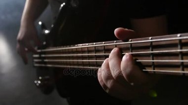 Portre. Gitar akor. Adam çalıyor ve elektrik gitar çalar