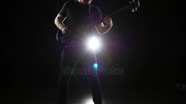 Müzisyen dizeleri Bas Gitar akorları alıyorum. Ağır çekim