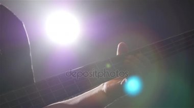 Grif gitar dizeleri ile. Müzisyen müzik çalar. Ağır çekim