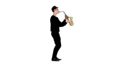 Ağır çekim. Saksofoncu bir müzik aleti çalıyor. Beyaz studio