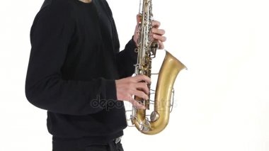 Solo saksafon. Genç müzisyen adam bir ağır çekimde oynarken
