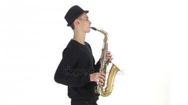 Ağır çekim. Saksofoncu bir melodi saksafon üzerinde çalış.